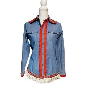 VINTAGE LEVI’S WOMENS LONG SLEEVE BUTTONED DOWN SHIRT WITH COWGIRL FLAIR